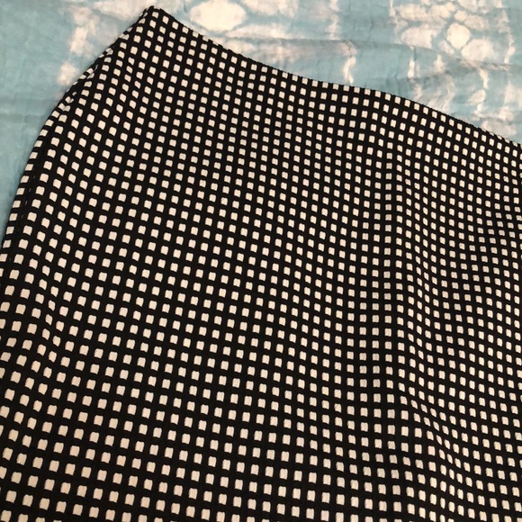 Black and white, stretchy pencil skirt. Never worn - Picture 2 of 5